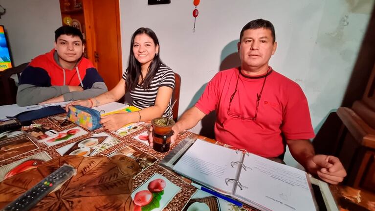 Fernando con sus padres, Silvana y Carlos, detrás del mismo objetivo.