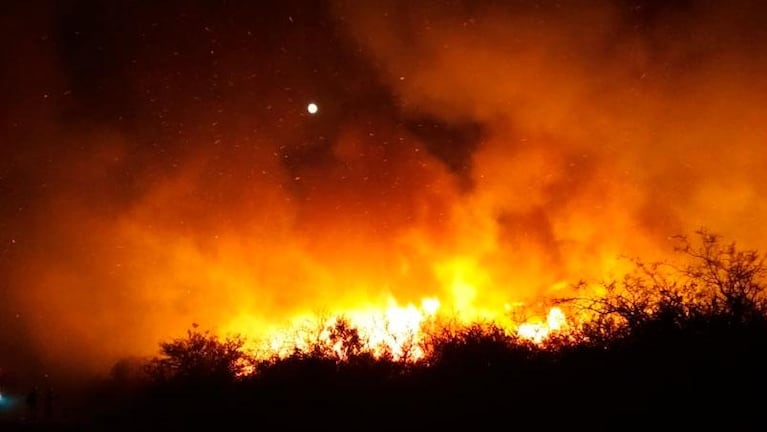Feroz incendio en Capilla del Monte: 85 bomberos trabajan y no pueden controlarlo