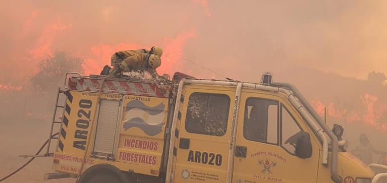 Feroz incendio en Villa Albertina: bomberos llevan 72 horas luchando contra el fuego