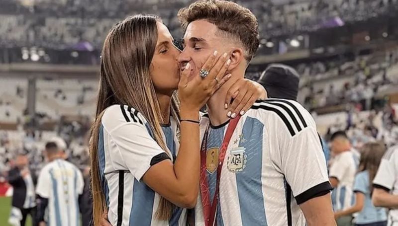 Ferrero fue criticada por intervenir en las fotos del futbolista con nenes.