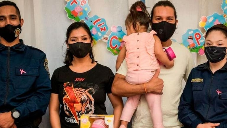 Festejaban el cumple de su hija de 2 años y casi muere ahogada: dos policías le salvaron la vida