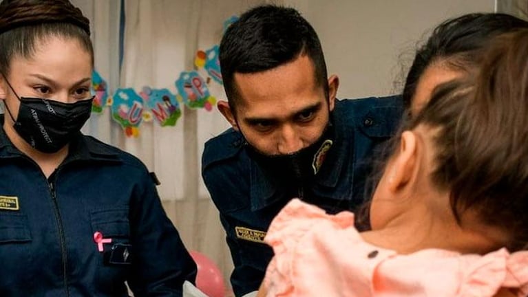 Festejaban el cumple de su hija de 2 años y casi muere ahogada: dos policías le salvaron la vida