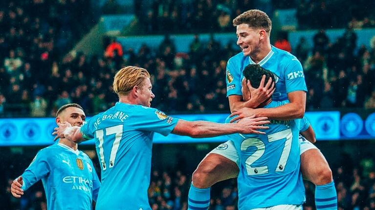 Festejo completo para Julián Álvarez con el Manchester City.