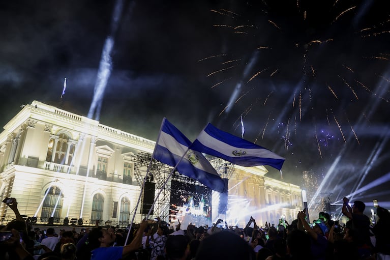 Festejos frente al Palacio Nacional de El Salvador. 