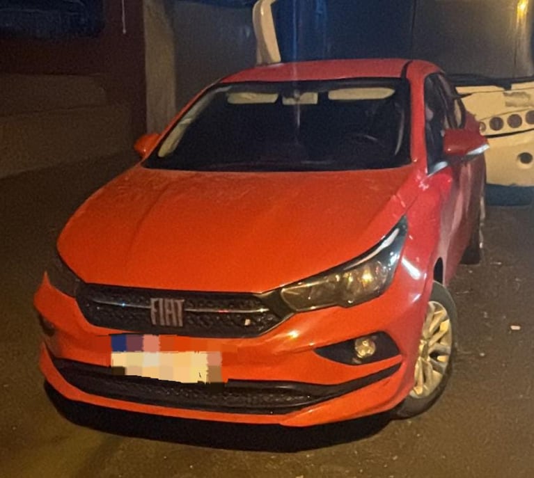 Fiat Cronos robado y abandonado en barrio Yofre Norte.