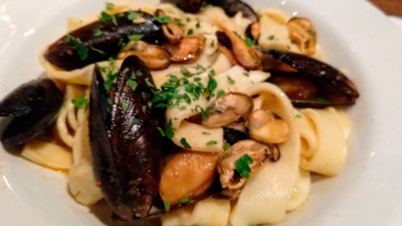 Fideos al dente con salsa de champagne, el plato principal.