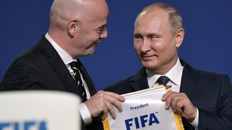 FIFA autorizó a los futbolistas y entrenadores a quedar libres