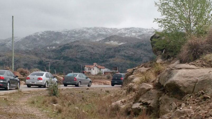 Filas de autos para ver la nieve. Foto: Juan Lavisse.