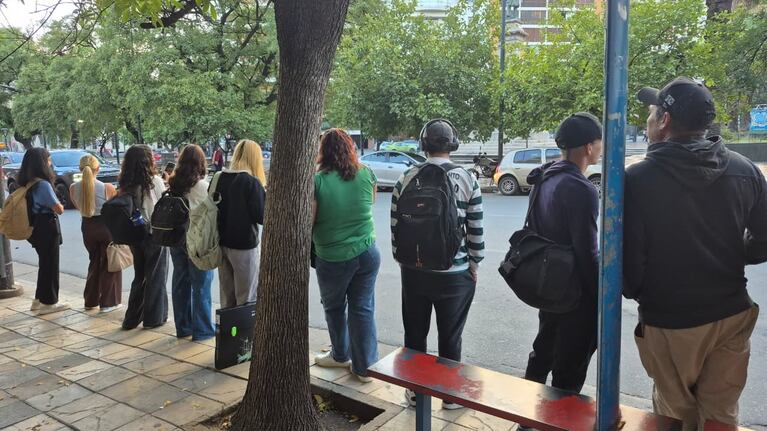 Filas en las paradas, una postal desde el inicio del plan de contingencia.