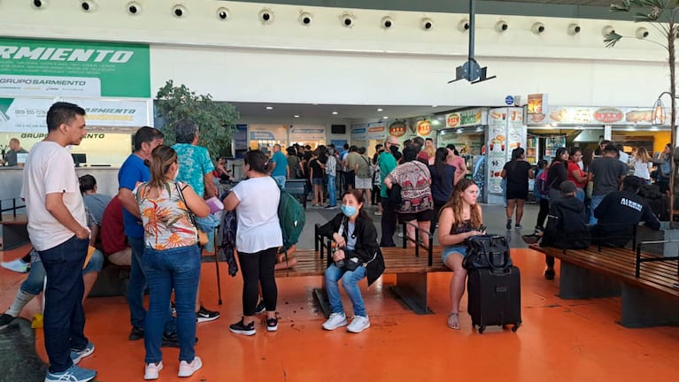 Filas interminables en la nueva terminal. Foto: Juan Pablo Lavisse/ElDoce.