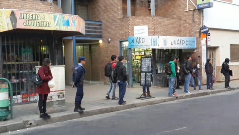 Filman el arrebato de un motochoro en calle Caseros 