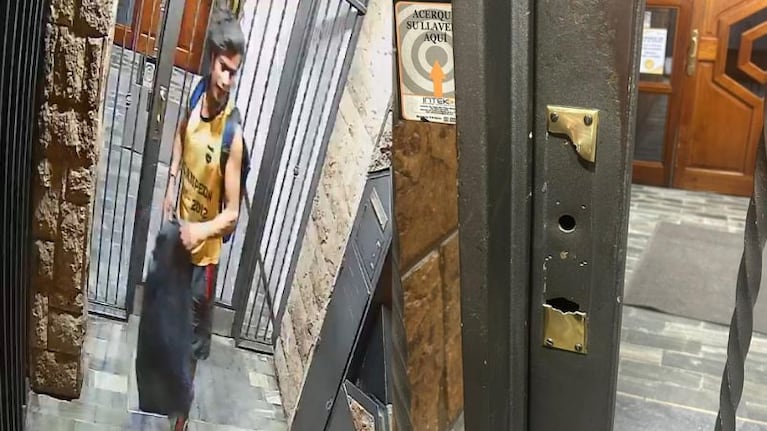 Filmaron a un ladrón de picaportes que se desplaza por la zona del Patio Olmos.