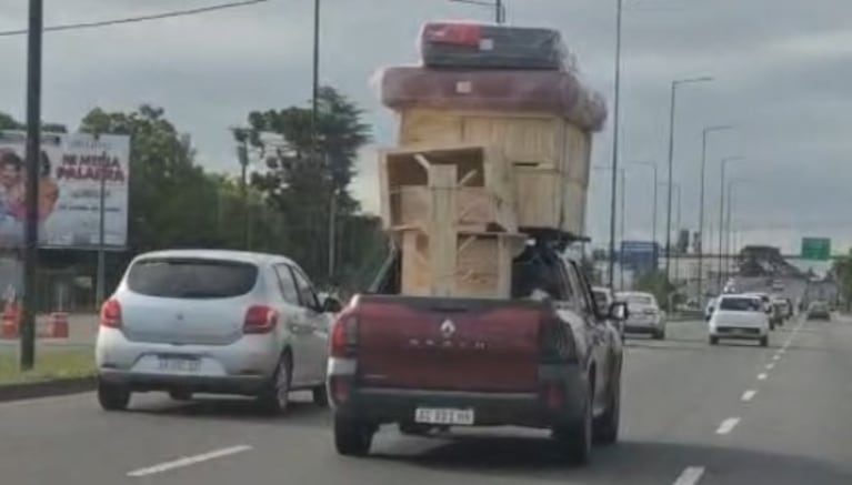 Filmaron mientras llevaba una "torre de muebles" camino al Aeropuerto.