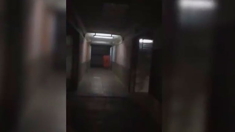 Filmaron una escena de terror al fondo del pasillo.