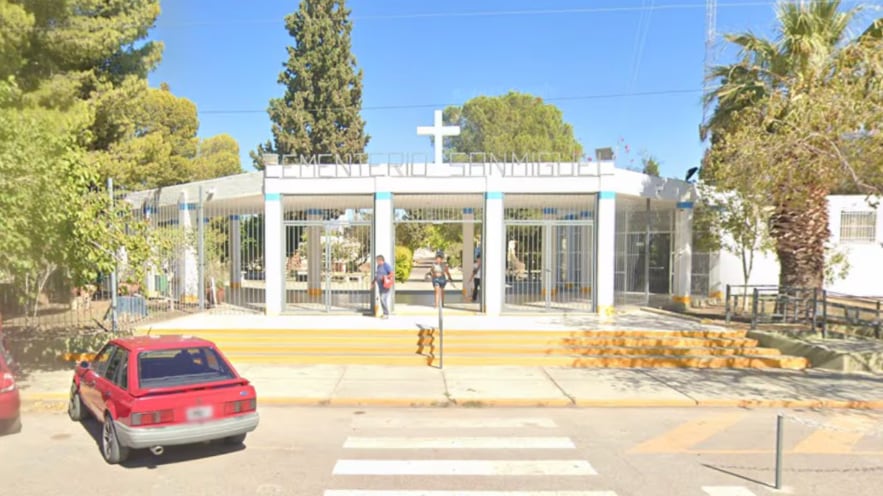 Fingieron que visitaban a un ser querido en el cementerio y en realidad robaban floreros de bronce