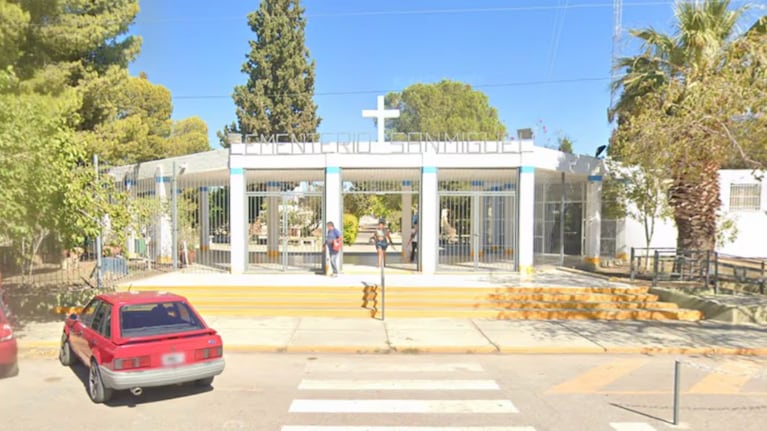 Fingieron que visitaban a un ser querido en el cementerio y en realidad robaban floreros de bronce
