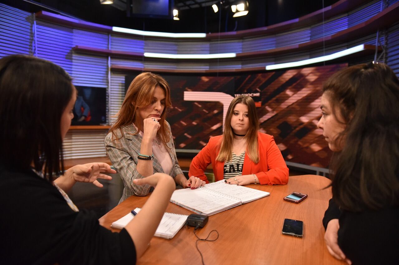 Flavia Iros y Malena Pozzobon, juntas en el noticiero de El Doce. Foto: Lucio Casalla / ElDoce.tv.