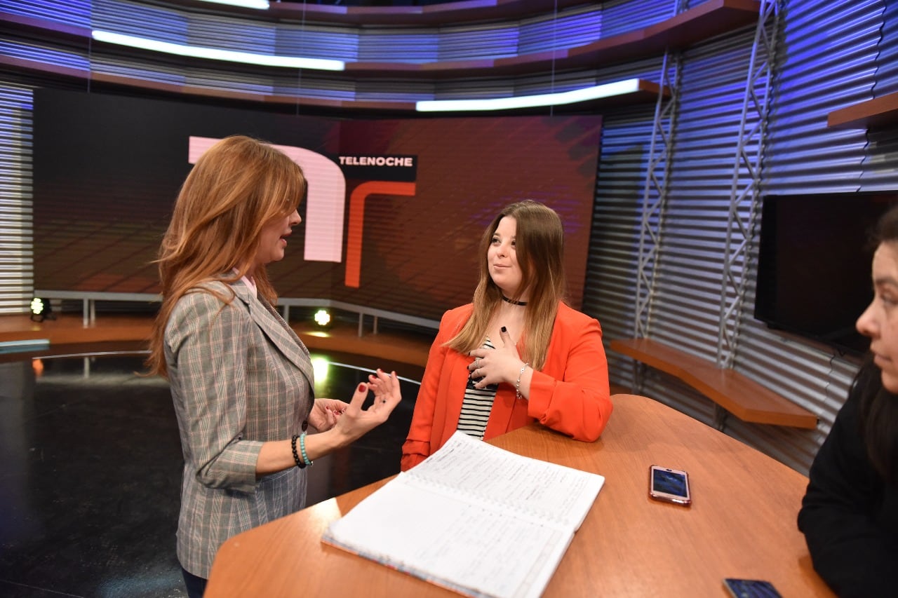 Flavia Iros y Malena Pozzobon, juntas en el noticiero de El Doce. Foto: Lucio Casalla / ElDoce.tv.