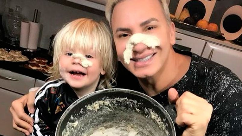 Flavio y su hijo Dionisio, bromeando en una foto que el artista subió a Instagram.