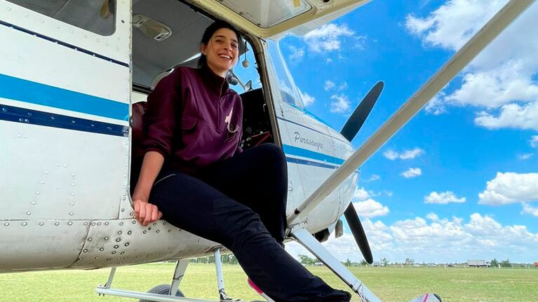 Flor a punto de subirse a la avioneta.
