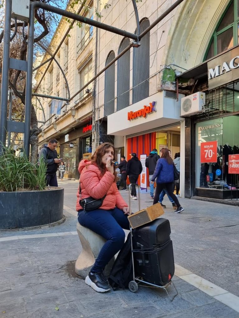 Flor Álvarez, del drama de dejar la peatonal porque "no alcanza" al desafío de ser mamá ciega