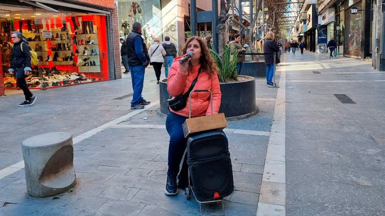 Florencia Álvarez en la peatonal de la ciudad.