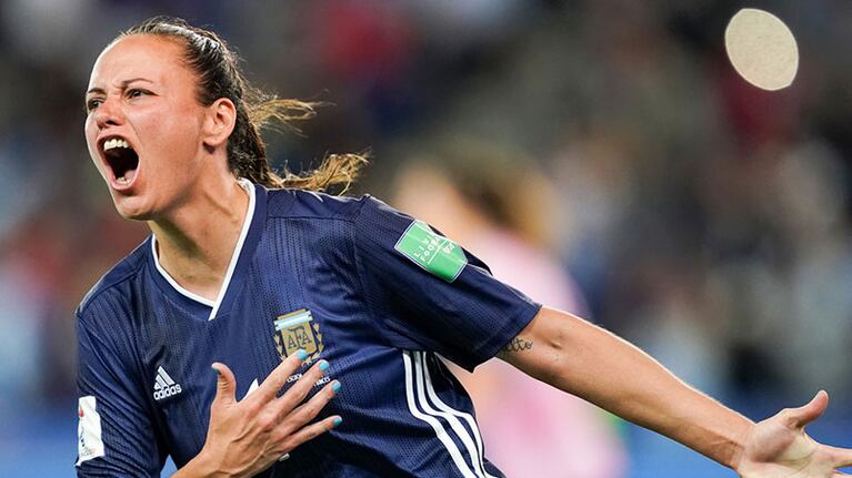 Florencia convirtió el penal clave en el último minuto para mantener con vida a Argentina.