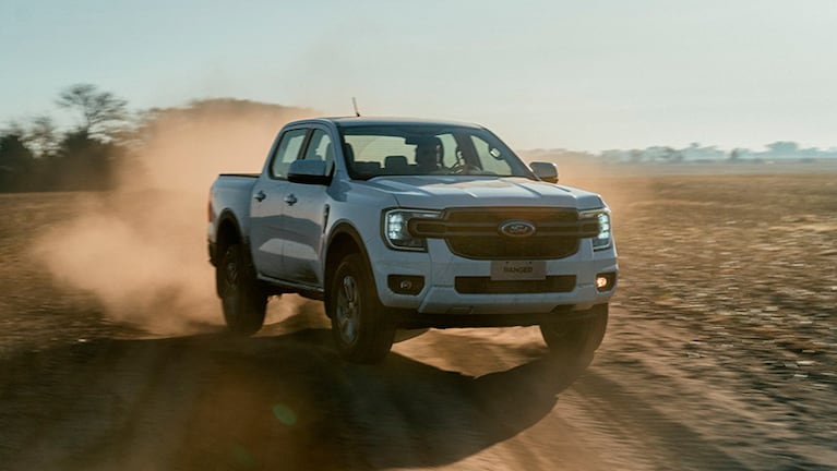 Ford ha lanzado su última incorporación a la exitosa línea de camionetas, la nueva Ford Ranger XLS. Con un diseño moderno y robusto.