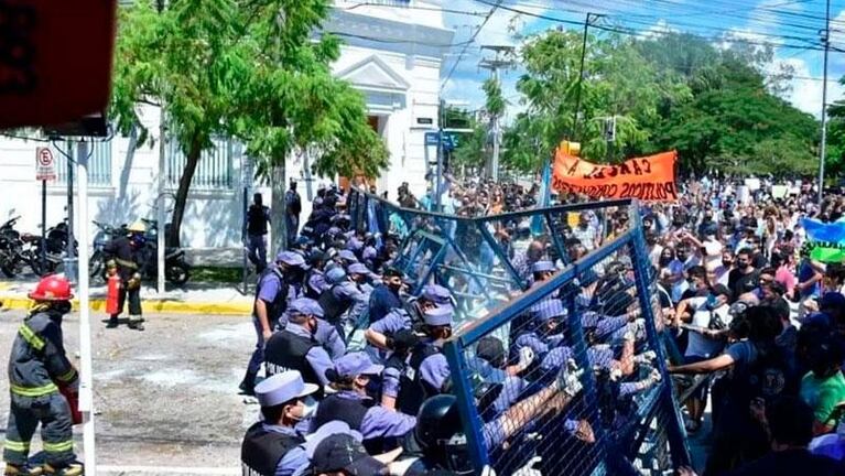 Formosa: denuncian que la Policía lanzó gases lacrimógenos vencidos hace 26 años