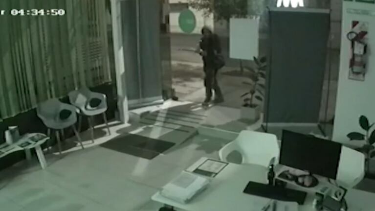 Forzó la puerta de una prepaga y la vació en Nueva Córdoba: es el segundo robo en el año
