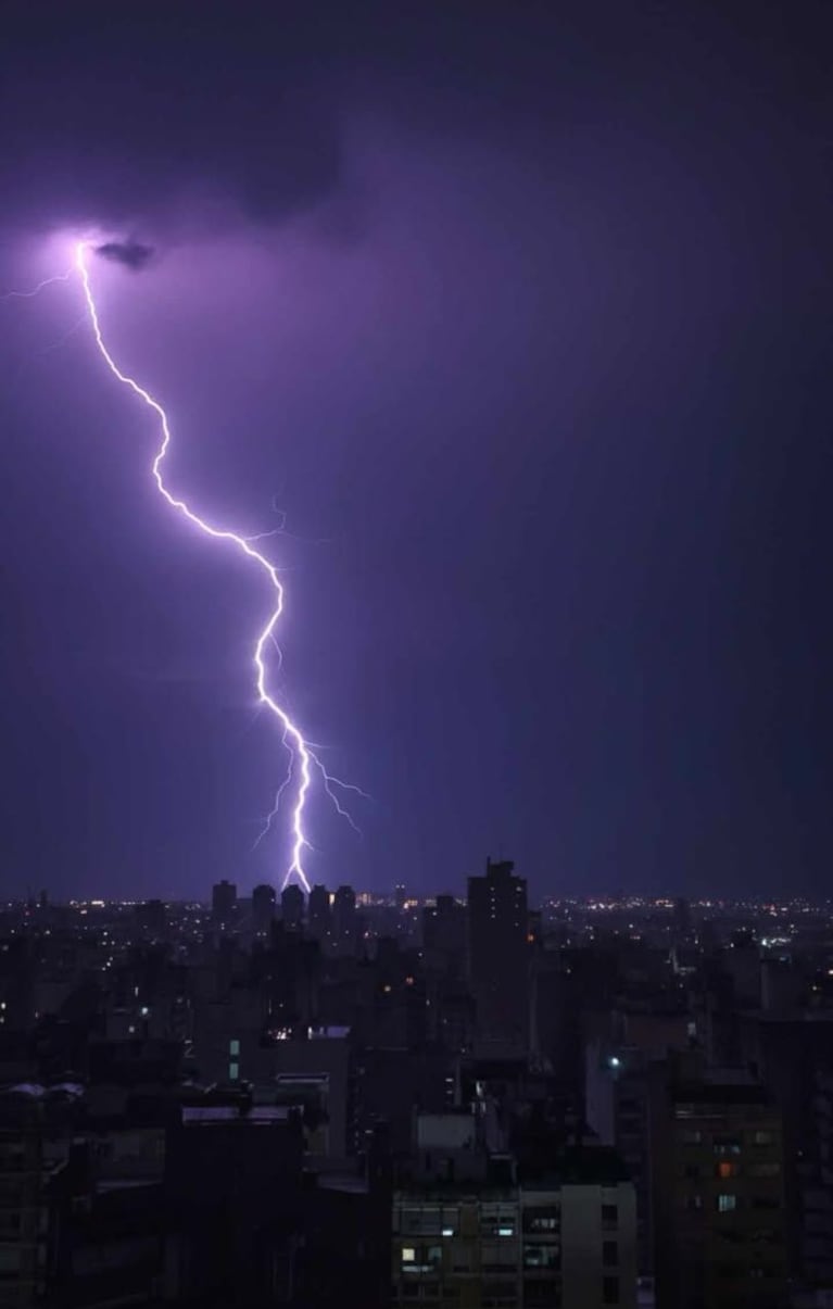 Foto de un relámpago tomada desde el piso número 19 de un edificio en el centro de Córdoba ( Foto: Andrés Santi)