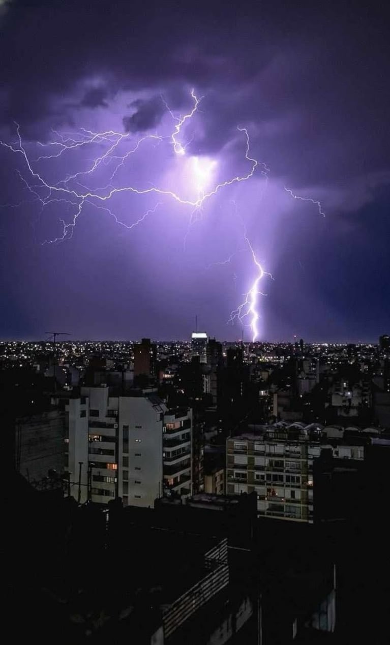 Foto de un relámpago tomada desde el piso número 19 de un edificio en el centro de Córdoba ( Foto: Andrés Santi)