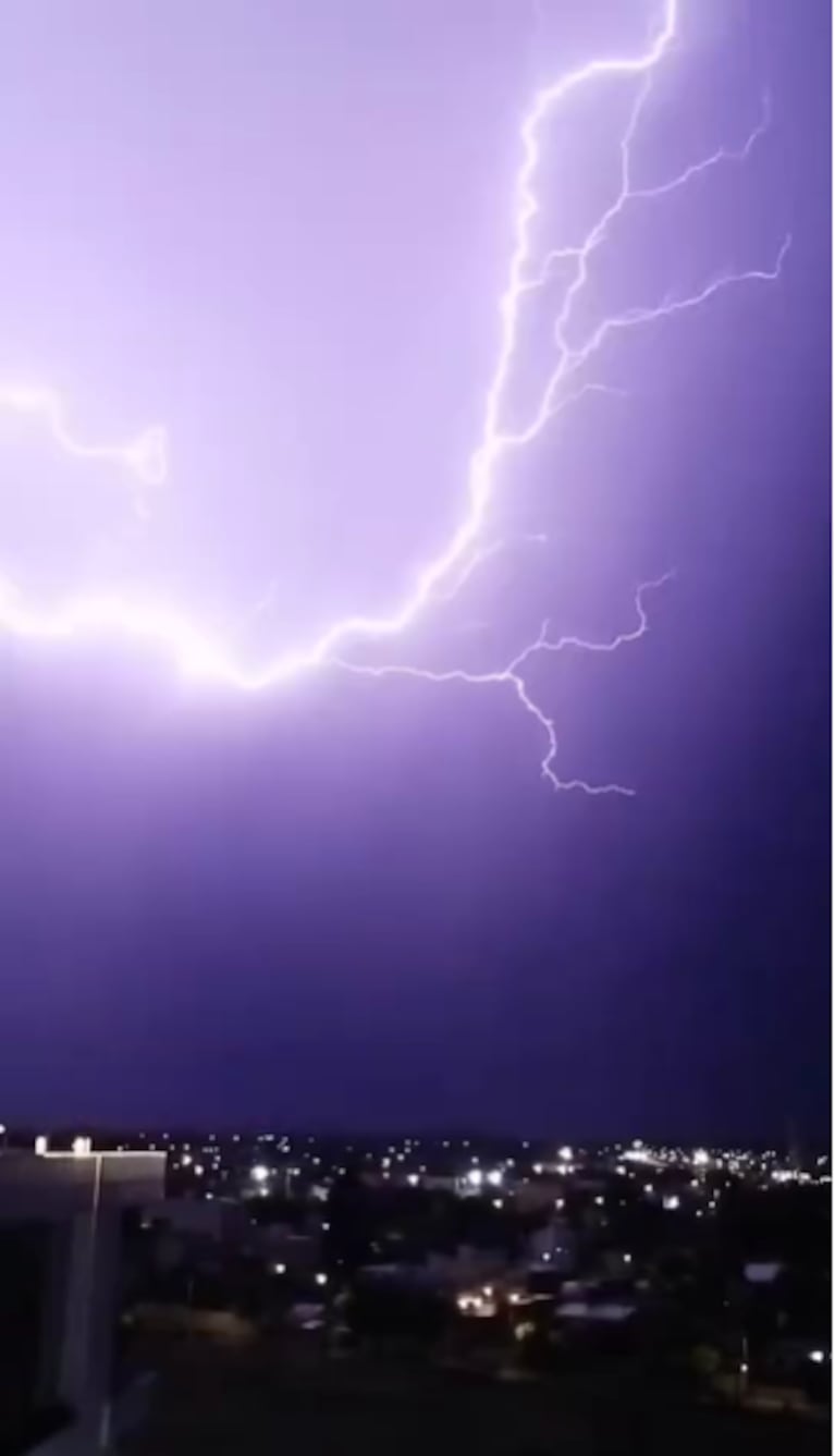 Foto tomada en la Av. Colón a las 2 am de este sábado (Foto: @e.e_cele)