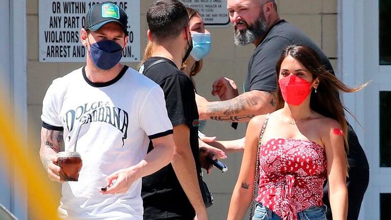 Fotografiaron a Messi y Antonela saliendo de un centro de vacunación en Miami