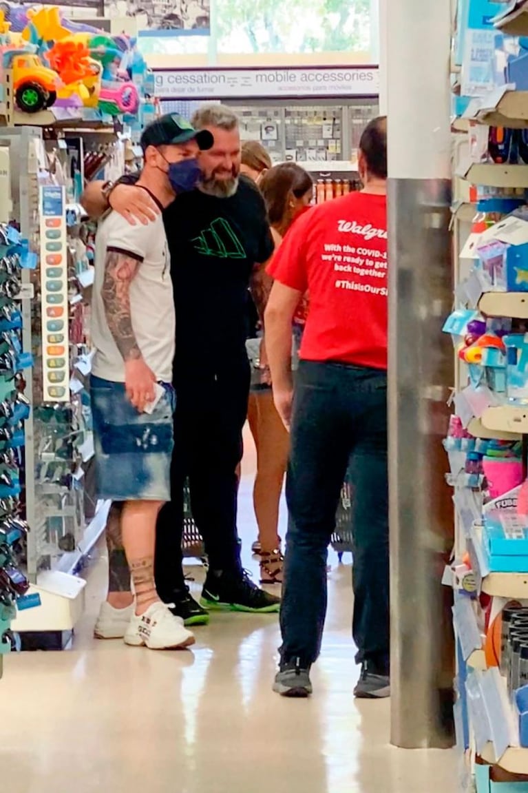 Fotografiaron a Messi y Antonela saliendo de un centro de vacunación en Miami