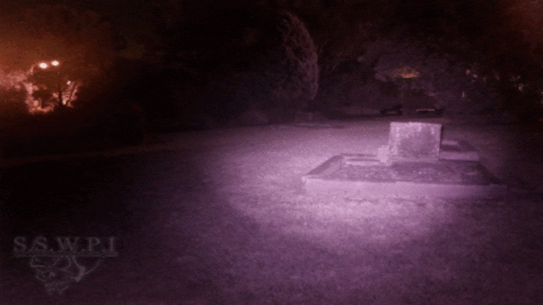 Fotografiaron a un "jockey fantasma" en un cementerio
