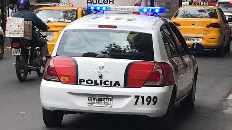 Fotografiaron a una policía fumando.