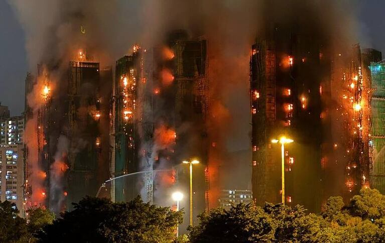 Fotos y videos: al menos 13 muertos y varios heridos por el incendio de edificios en Hong Kong