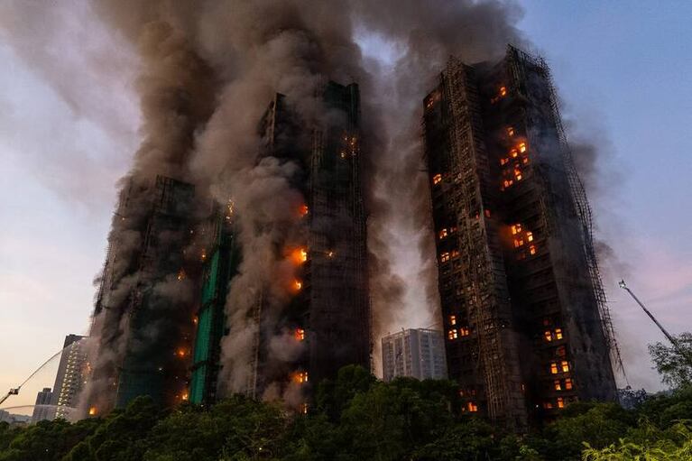 Fotos y videos: al menos 13 muertos y varios heridos por el incendio de edificios en Hong Kong