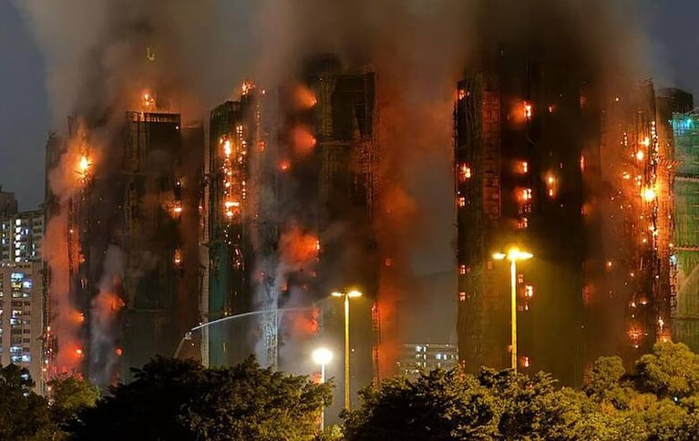 Fotos y videos: al menos cuatro muertos y varios atrapados por el incendio de edificios en Hong Kong