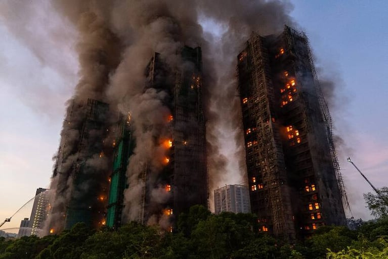 Fotos y videos: al menos cuatro muertos y varios atrapados por el incendio de edificios en Hong Kong