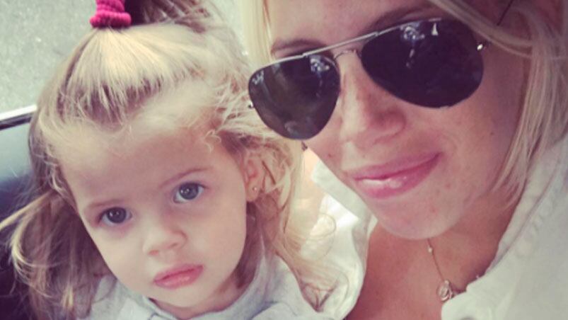 Francesca Icardi ya juega con su hermanita de un mes. 