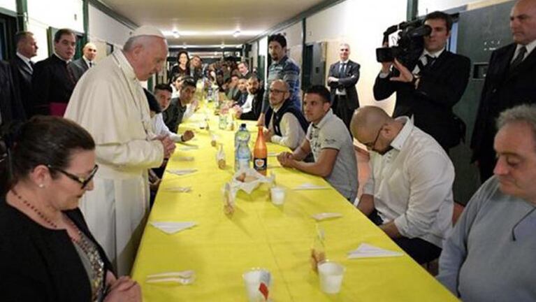 Francisco bendijo la mesa antes de almorzar en la prisión.