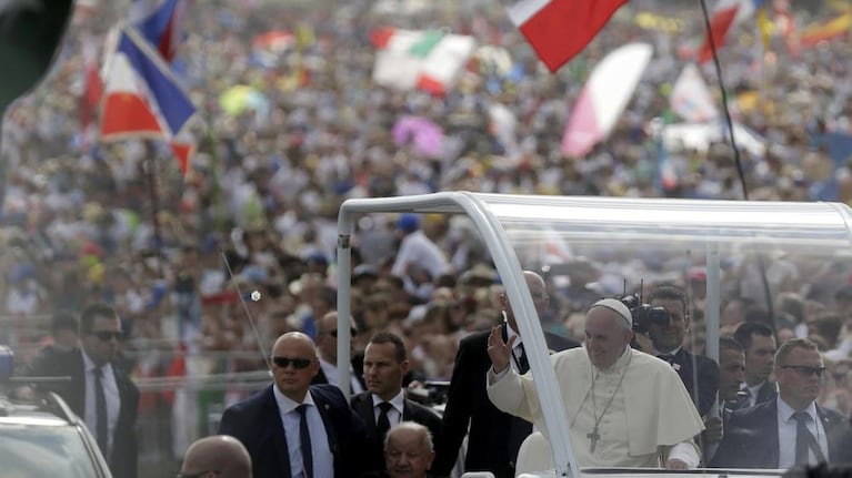 Francisco cerró su visita a Polonia con una multitudinaria misa. 