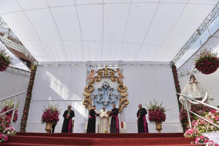 Francisco en Perú: llamó a luchar contra el femicidio