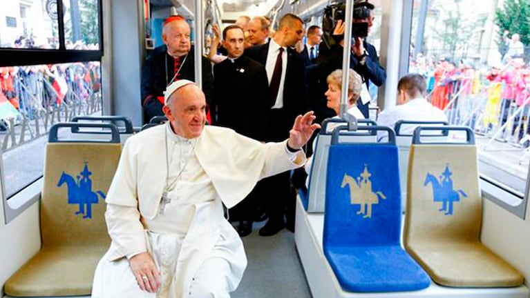 Francisco es el primer pontífice en subirse a un tranvía. Foto: Reuters.