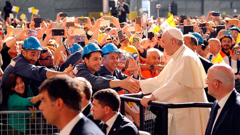 Francisco fue ovacionado por los trabajadores de una fábrica en Génova, Italia.