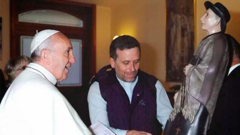 Francisco junto a una imagen del Cura Brochero.