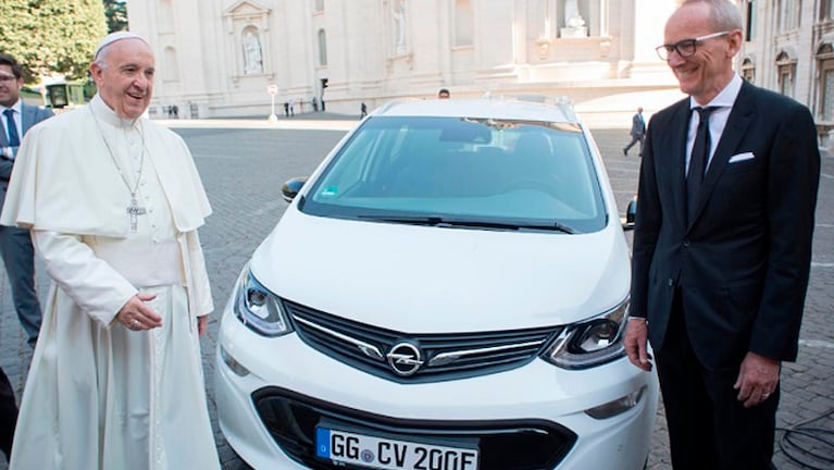 Francisco recibe un Opel Ampera para incorporar a la flota de papamóviles.