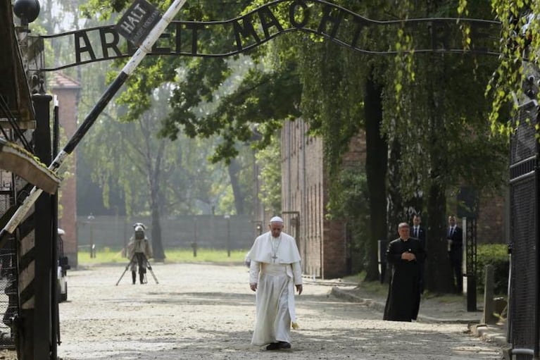 Francisco recorrió los campos de Auschwitz y Birkenau